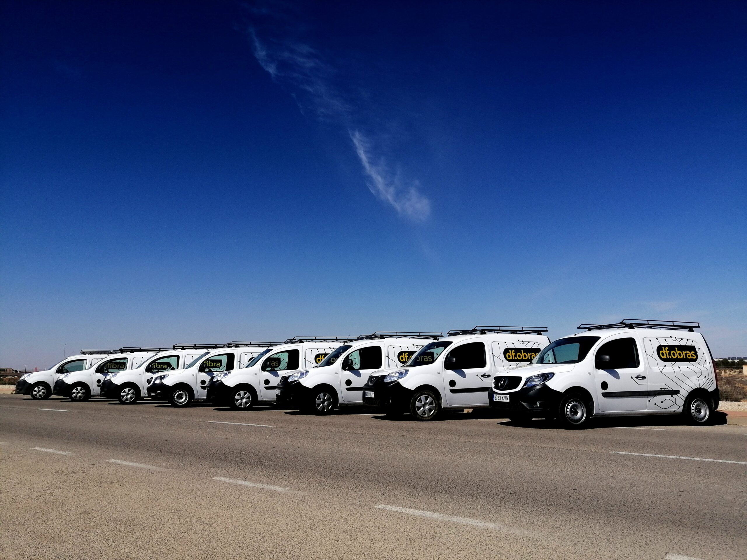 Flota de vehículos de df obras, lista para la ejecución de proyectos de canalización y redes.