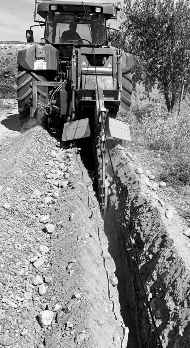 Operario trabajando con maquinaria especializada en obra civil y excavaciones